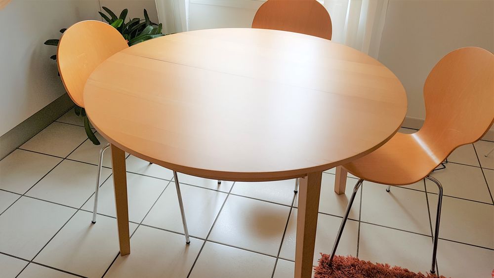 Table ronde + 4 chaises T.Bon &eacute;tat Meubles