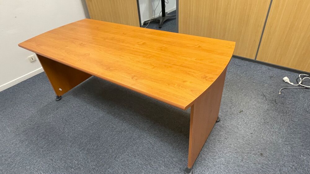 Bureau bois professionnel. Meubles