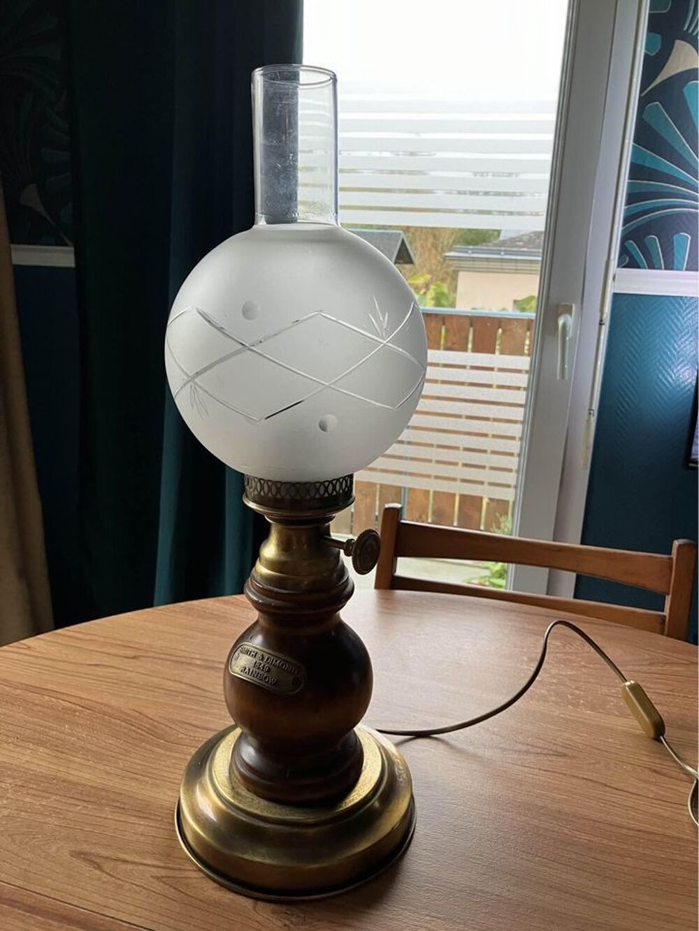 Lampe &agrave; poser, bois, laiton ? Globe grav&eacute;. Tr&egrave;s d&eacute;co Décoration
