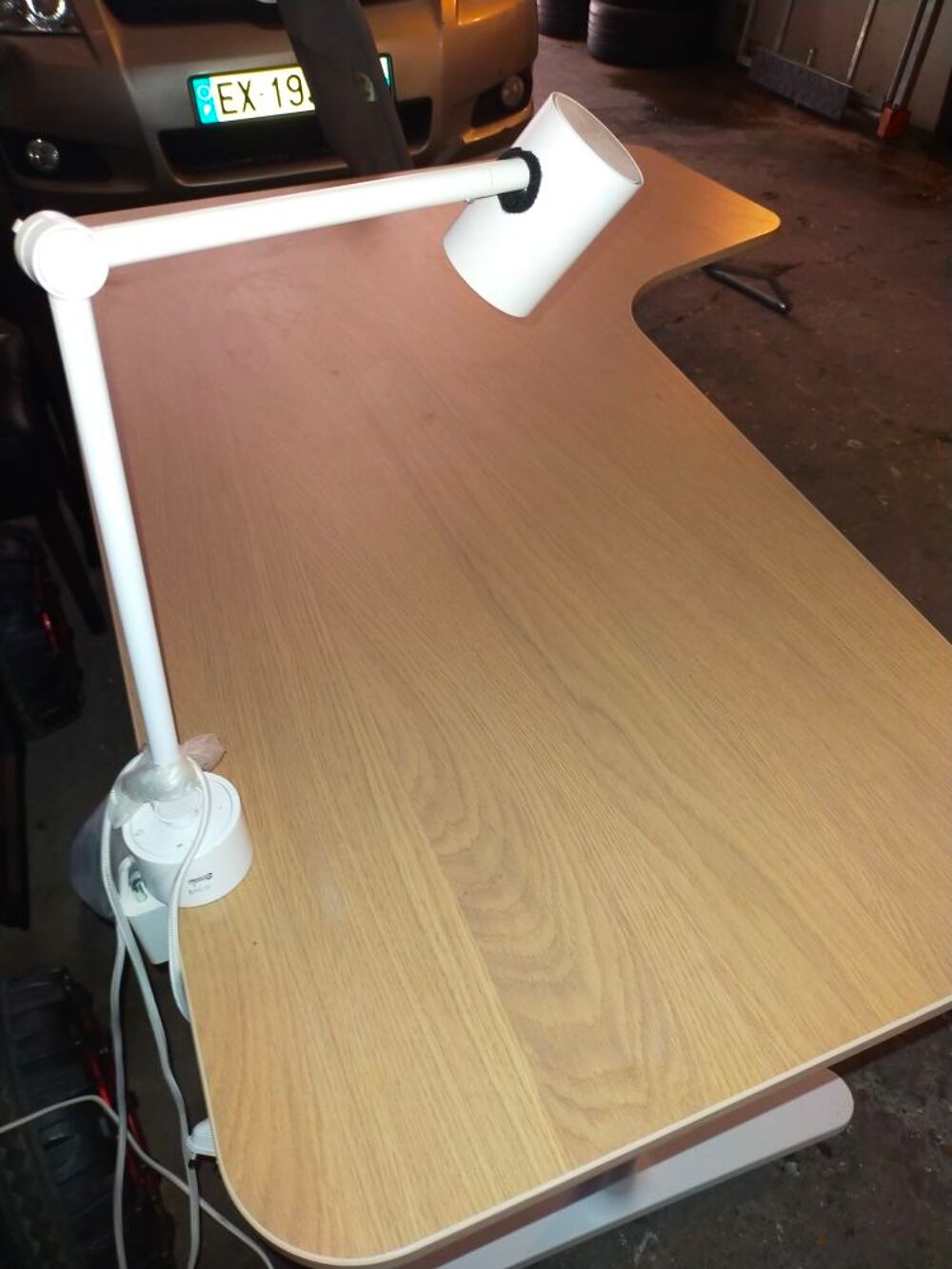 Bureau design neuf avec lampe et port USB Meubles