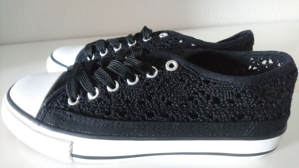 Baskets dentelle noires NEUVES jamais port&eacute;es Taille 38
Chaussures