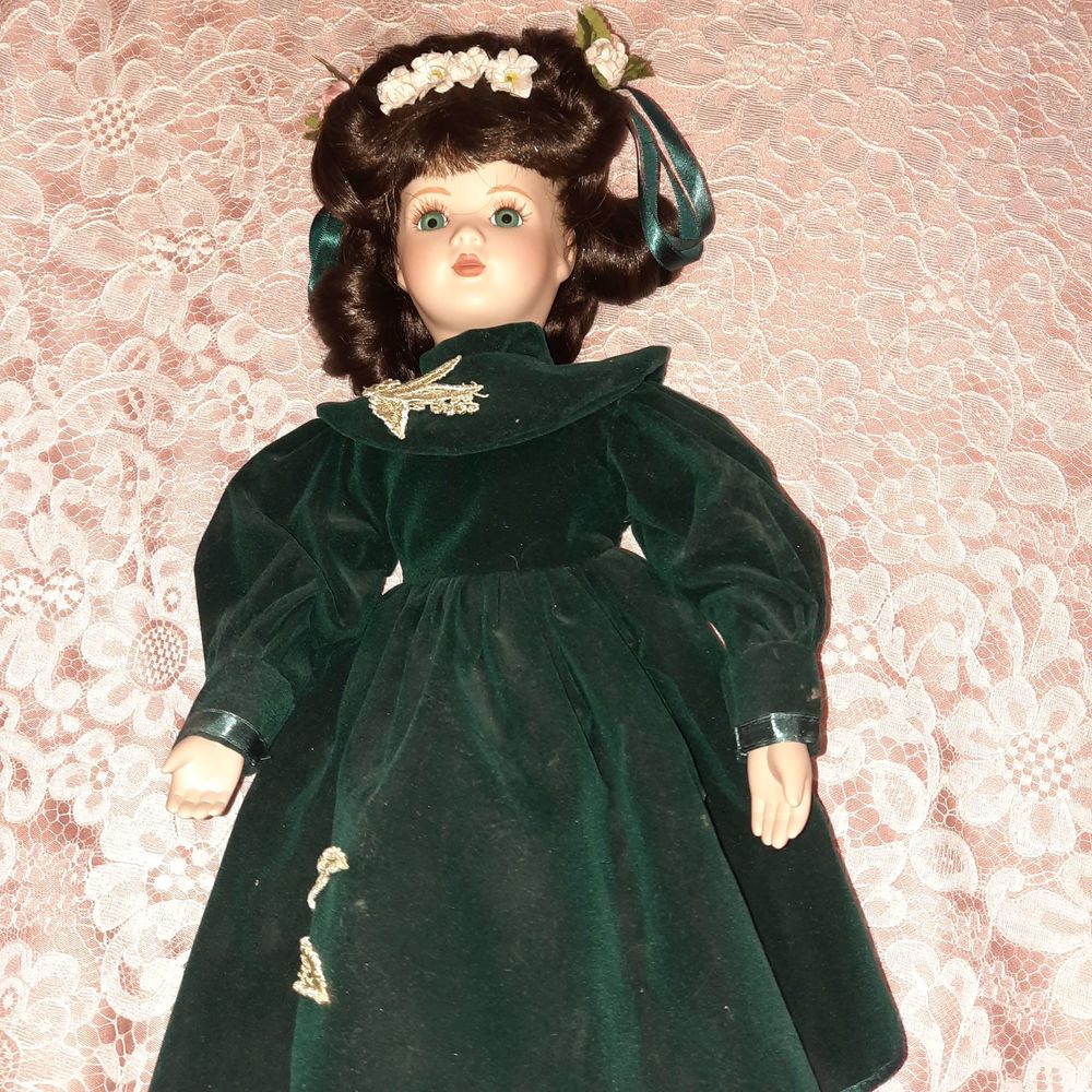 poup&eacute;e porcelaine dans sa boite 