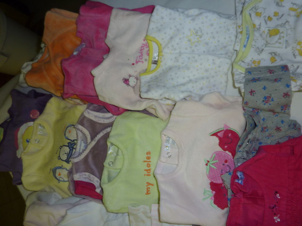 V&ecirc;tements fille 3/6/9/12 et 18 mois Puériculture
