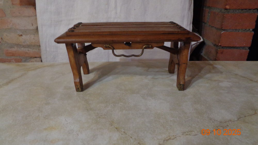 PETIT TABOURET FRANCAIS OU REPOSE PIEDS Décoration