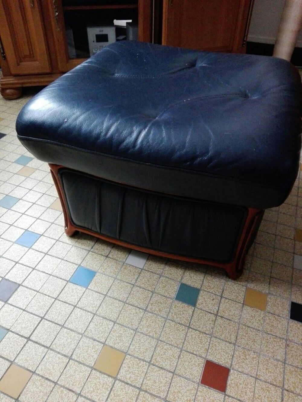 Pouff carr&eacute; ,je peux vous donner les dimensions,de couleur bleu,le contour au pied et de l acajou Meubles