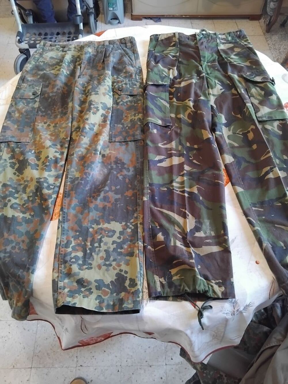 LOT DE 2 PANTALONS D'OCASSION DE DIVERSES ARMEES . Vêtements