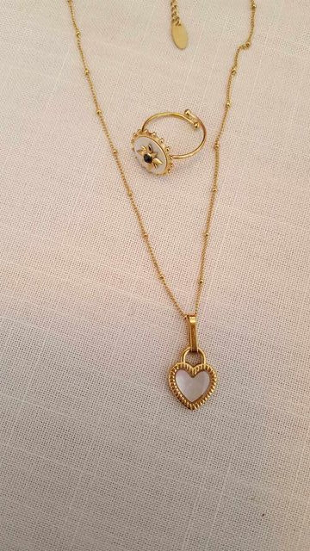  Bague, jonc Etoile Victorienne, collier c?ur nacr&eacute; or fin Bijoux et montres