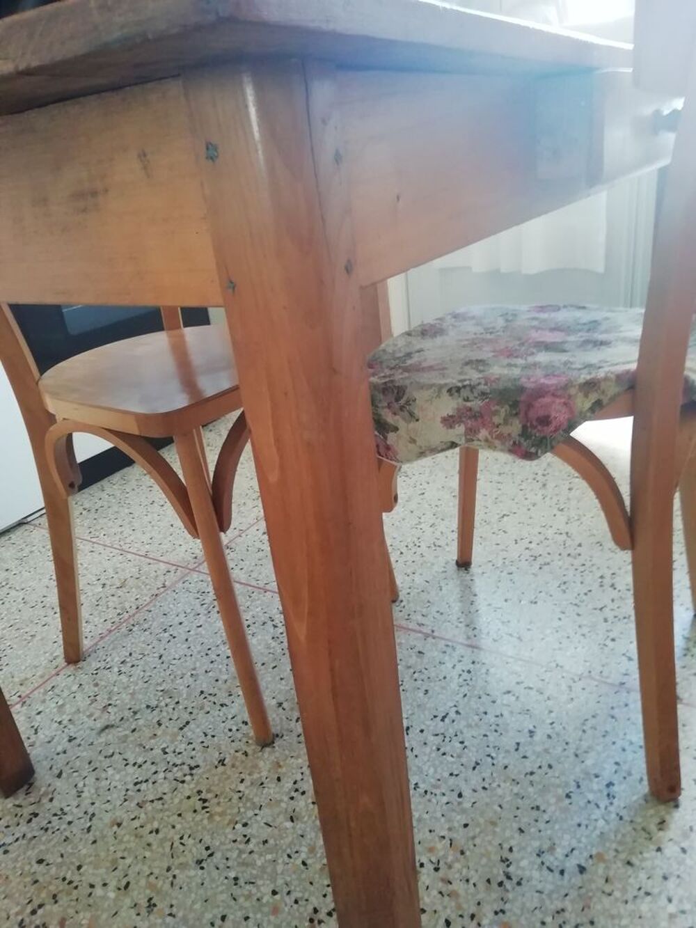 table cuisine en pin un tiroir et 2 fauteuils en pin Cuisine