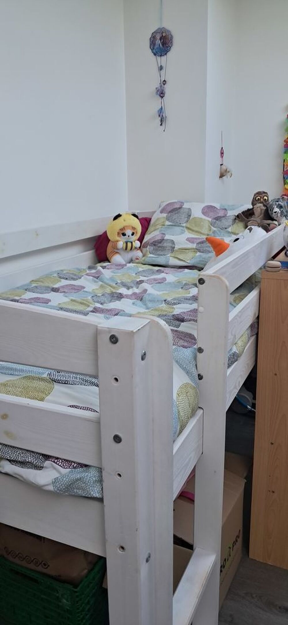Lit enfant sur&eacute;lev&eacute;, matelas, linge de lit Mobilier enfants