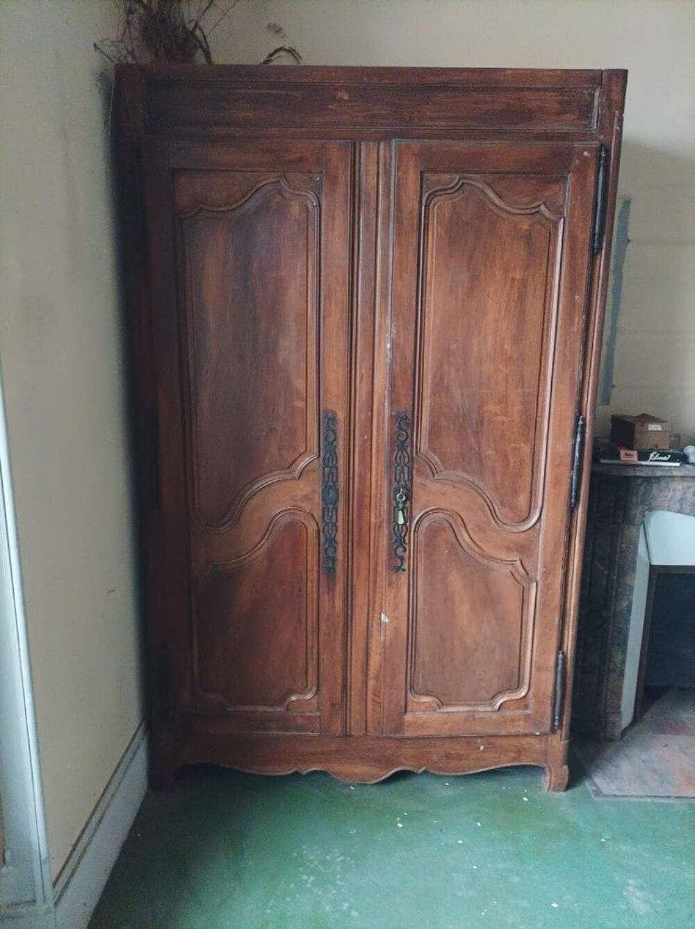 une grande armoire ancienne en bonne &eacute;tat. Meubles