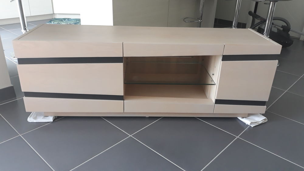 Meuble tv 
Dimensions . 1m50x0,50 x0,45
Meubles