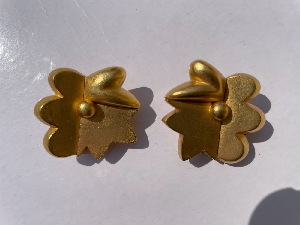 BO Clip dor&eacute;e Fleur facettes boule Christian LACROIX Bijoux et montres