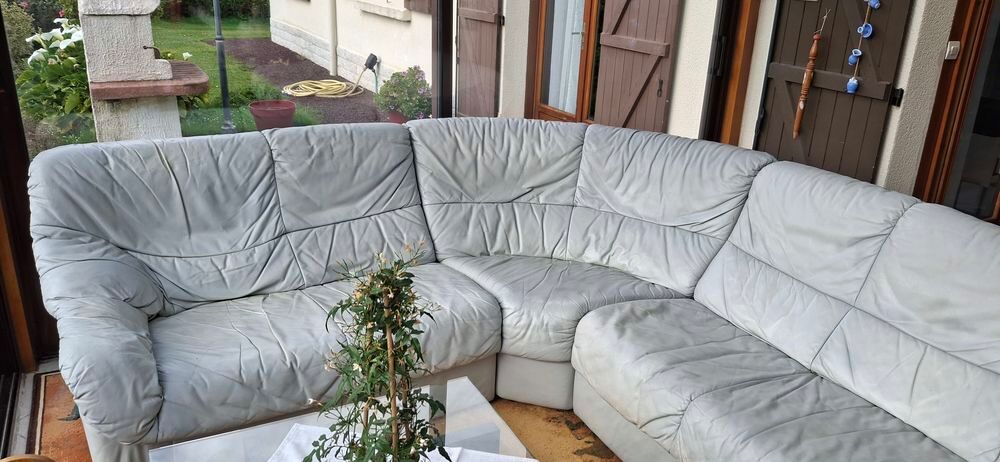 canap&eacute; angle 7 personnes +un fauteuil + une table basse Meubles