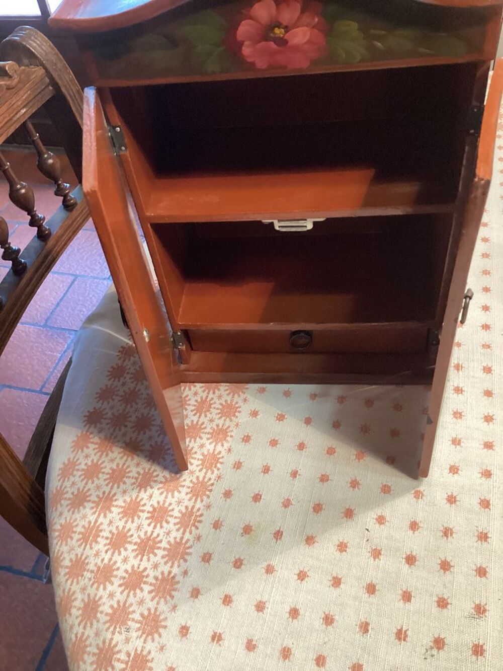 Petite armoire ancienne fleurie Décoration