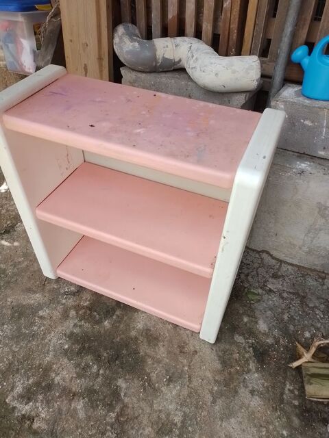 Une table deux chaises ,petit meuble de rangement et banc 50 Guadeloupe (97)