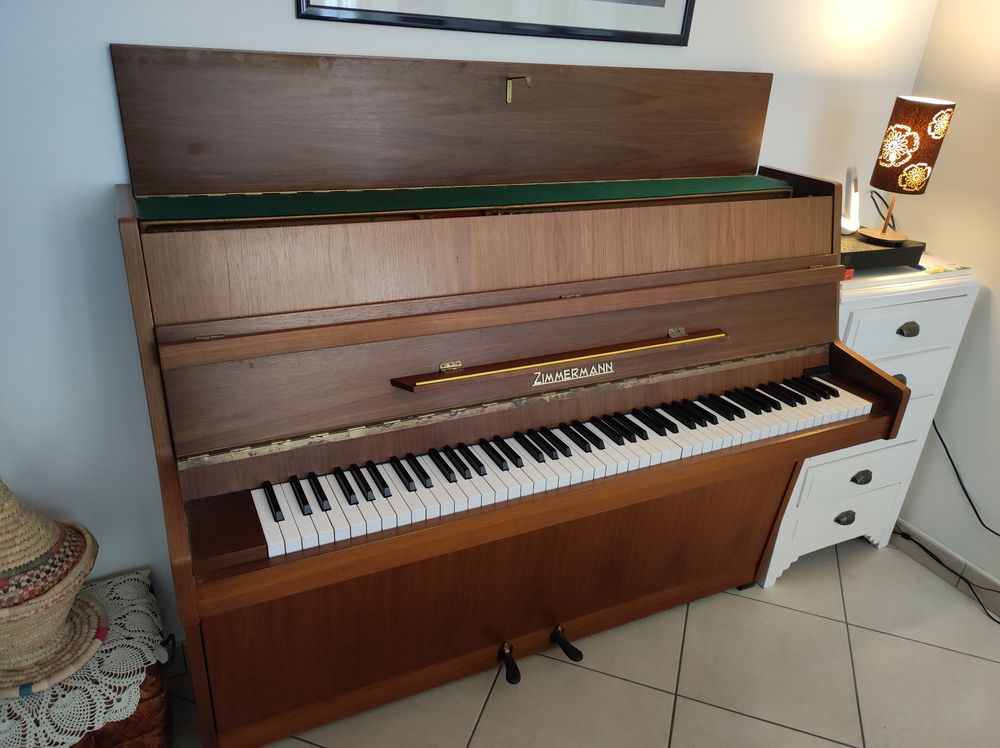 piano droit d'&eacute;tudes. Instruments de musique