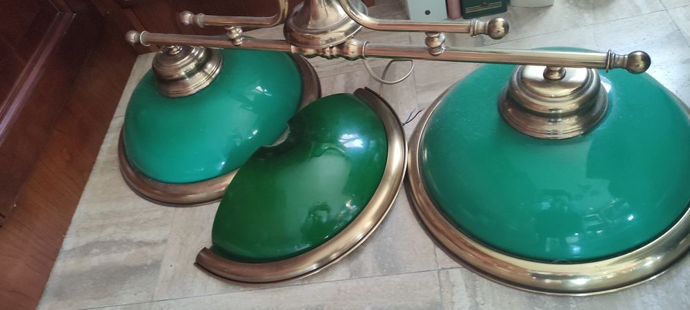 Authentique lustre de billard en laiton avec opalines vertes Décoration