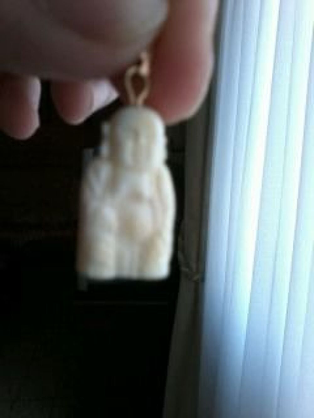 Petit pendentif bouddha neuf de couleur &eacute;cru Bijoux et montres