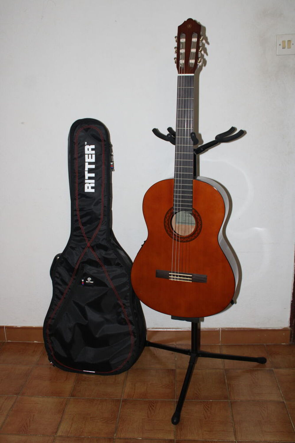 Guitare(YAMAHA) + House de protection + porte-guitare Instruments de musique
