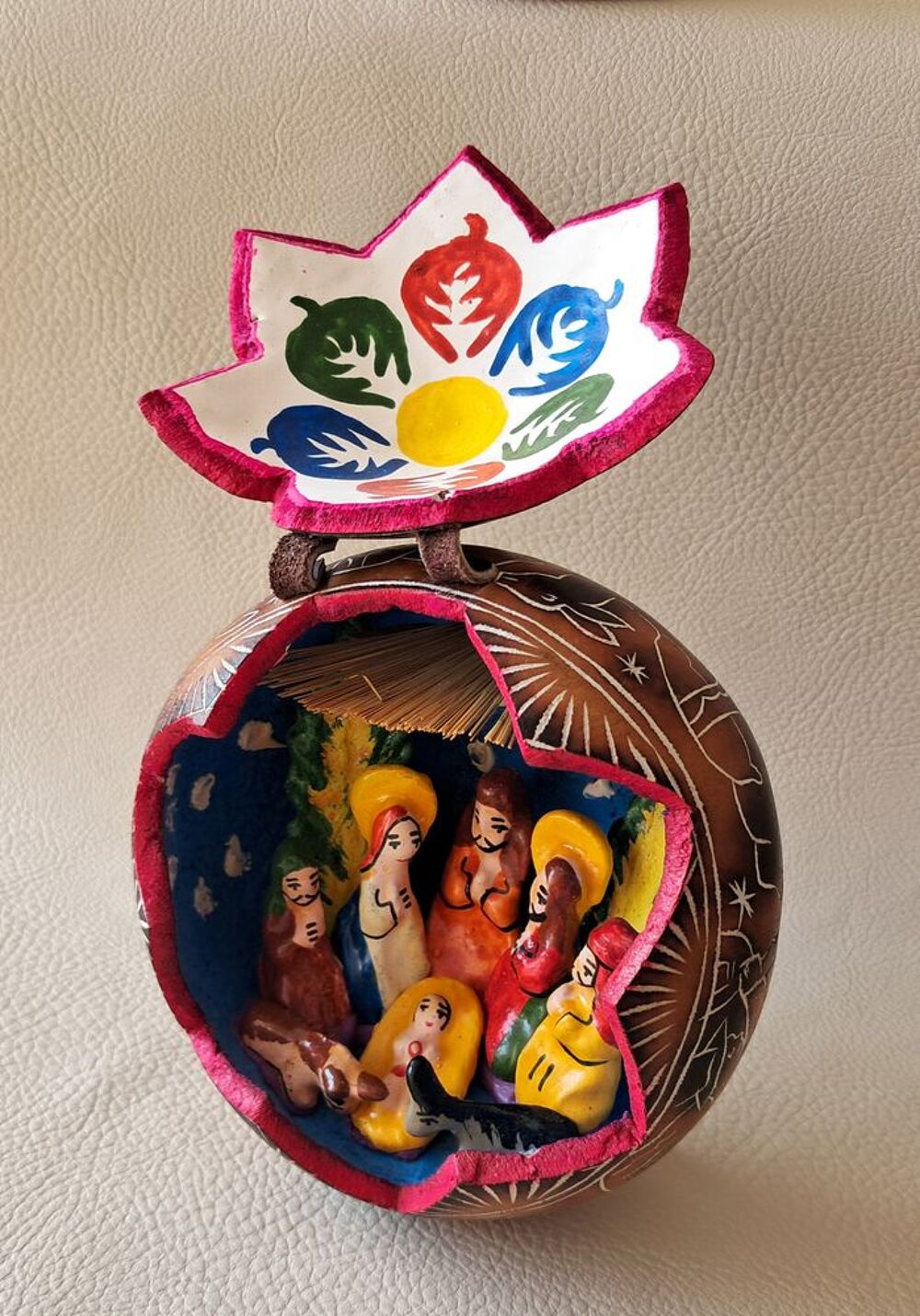 cr&egrave;che artisanale fabriqu&eacute; dans une calebasse pyrograv&eacute;e Décoration