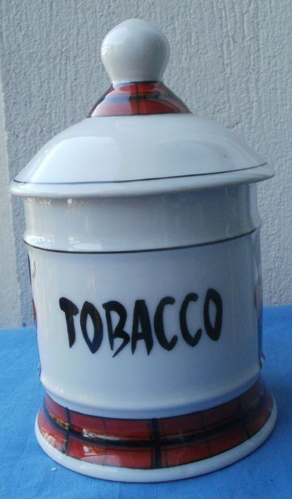 POT &agrave; TABAC en porcelaine, estampill&eacute; J. GUET ALBI Décoration