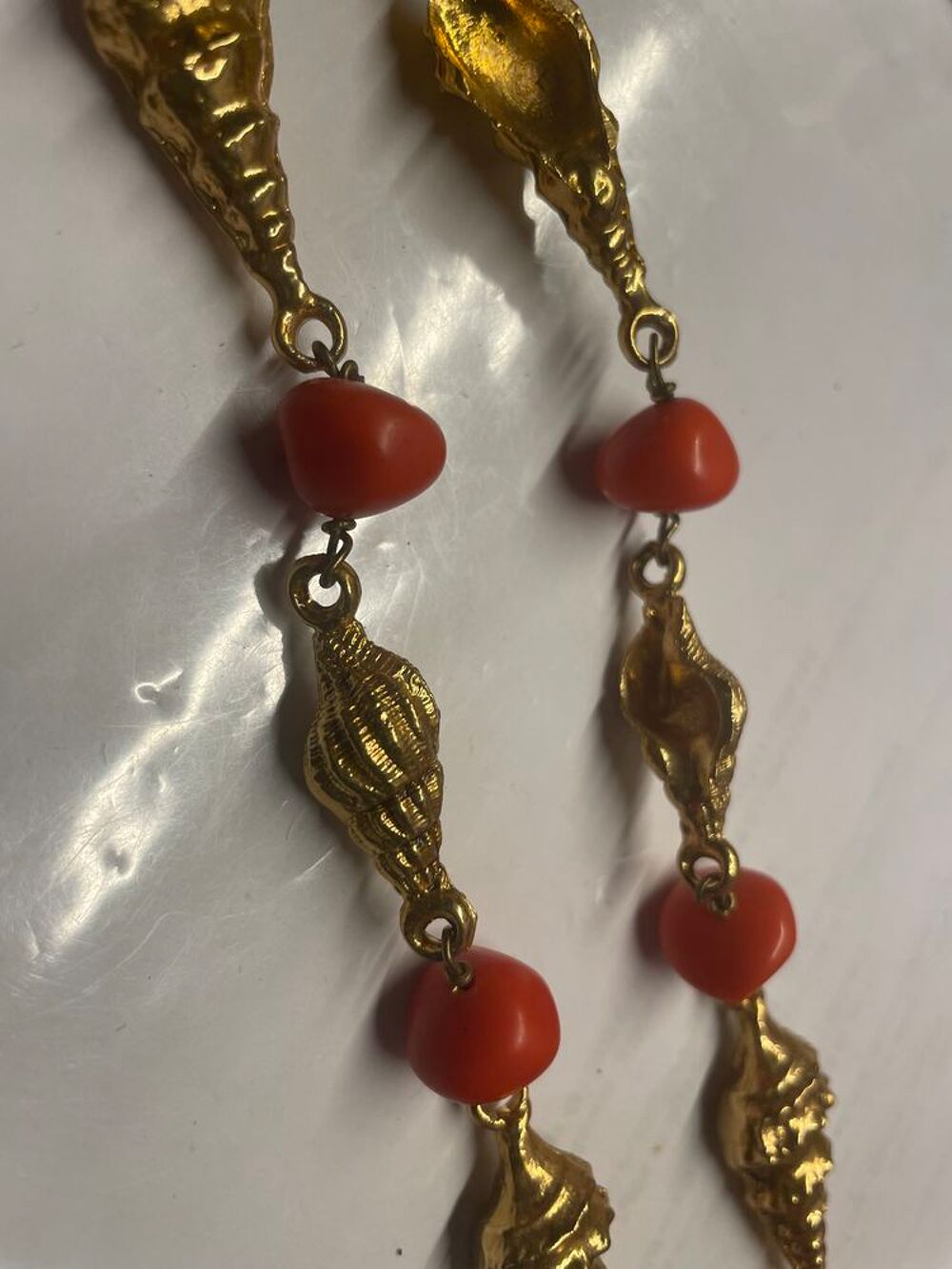 BO pendantes longues coquillages dor&eacute;s perles oranges Bijoux et montres