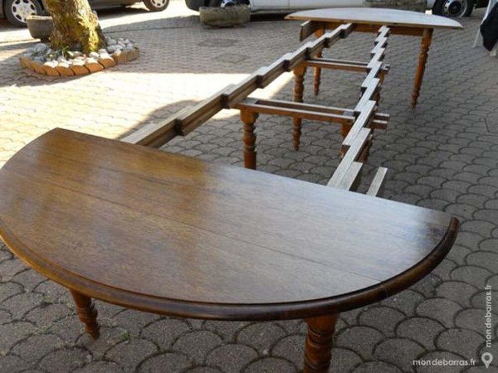 Table ovale en noyer &agrave; 8 pieds et 8 rallonges Meubles