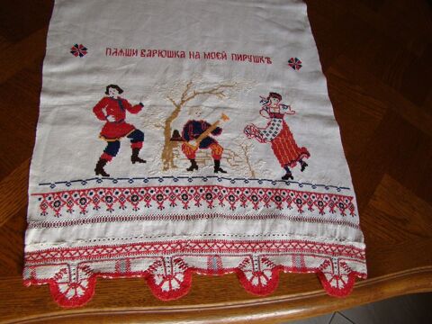 Ancien chemin de table russe brod� main  -  Epoque 1900
80 Gargenville (78)