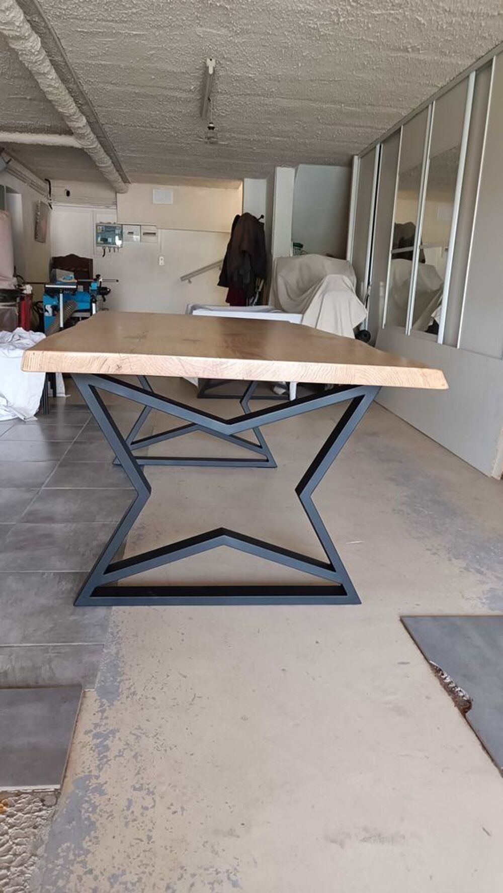 Table de salle &agrave; manger industrielle. Meubles