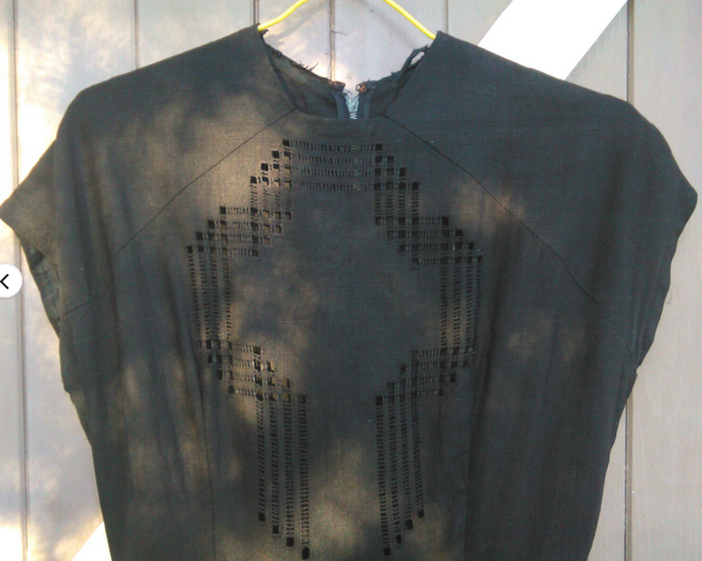 Vintage Robe "Henry A La Pens&eacute;e" authentique haut ajour&eacute; 
