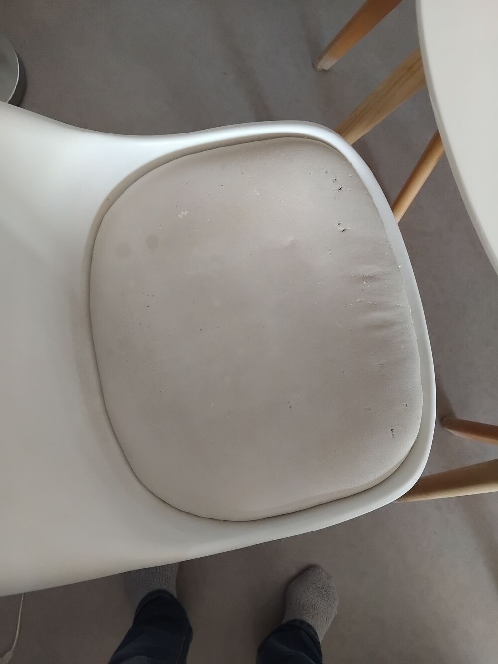 Table maison du monde + 4 chaises blanches Meubles