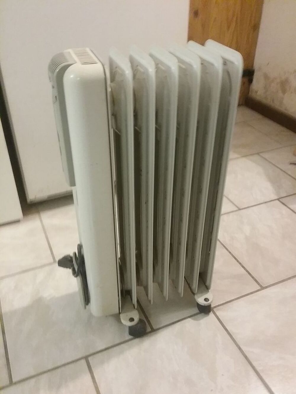 Petit radiateur Delonghi &eacute;lectrique et sur roulettes. Bricolage