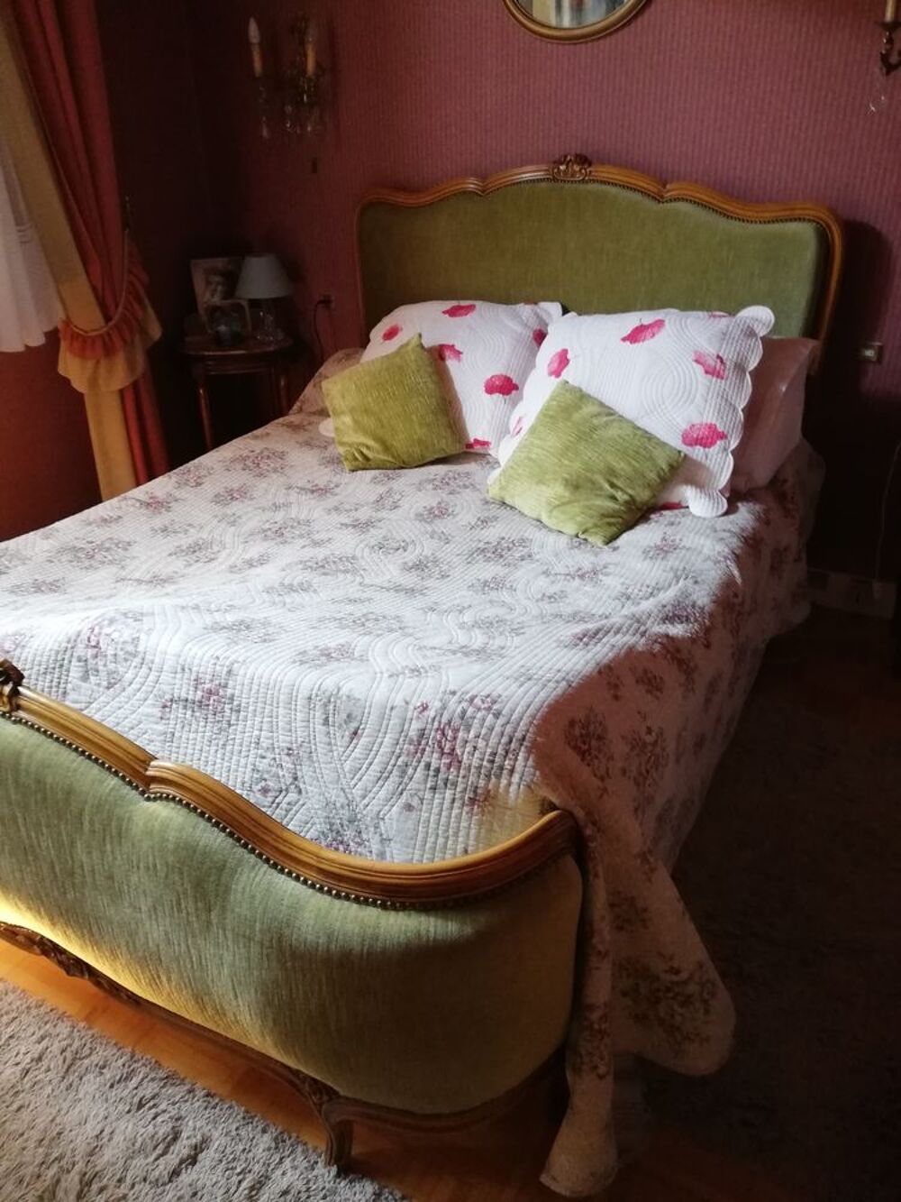 Lit corbeille en merisier et velour style Louis XV. Meubles
