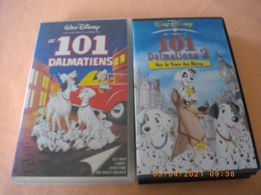 Deux cassettes vid&eacute;o vhs de : "LES 101 DALMATIENS - 1 ET 2) DVD et blu-ray