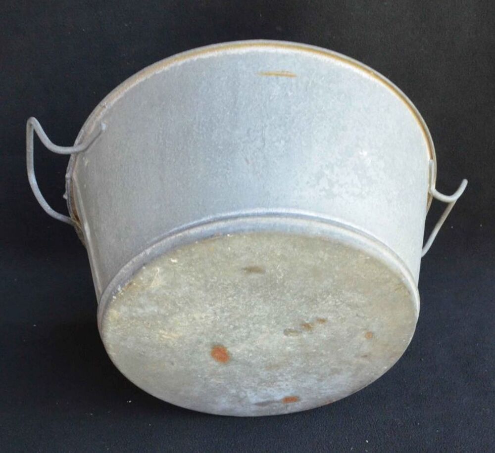 Bassine en zinc vintage. Décoration