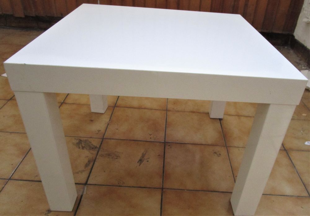 Table basse carr&eacute;e laqu&eacute;e Meubles