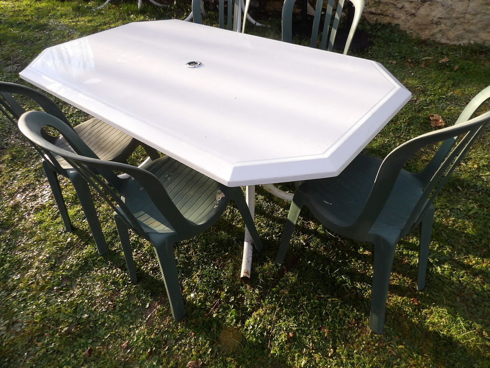 TABLE ext&eacute;rieur en BLANC de 170 x 95 cm avec 5 chaises Meubles