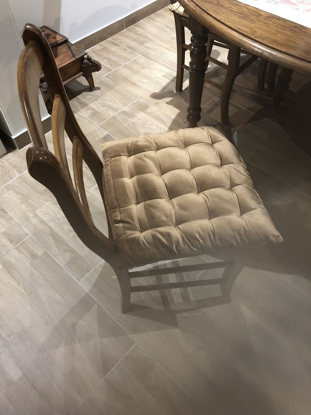 table + chaises 
Bois massif Meubles