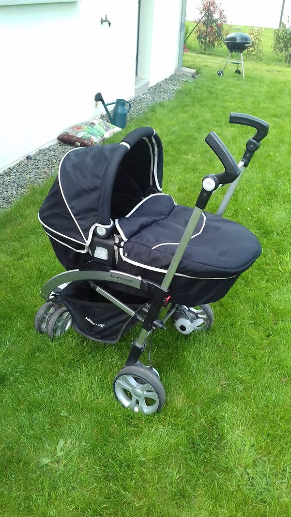 poussette trio + un lit auto qui s'adapte &eacute;galement dessus Puériculture