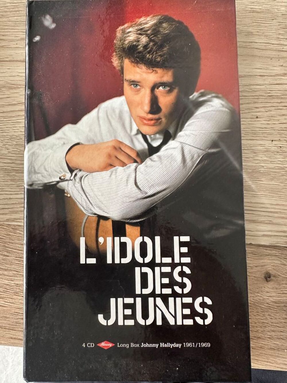 Coffret 4 CD Johnny Hallyday avec au milieu un livre sur sa vie et des photos. CD et vinyles