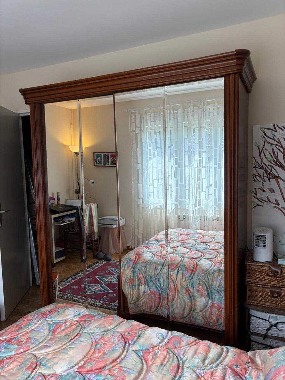 une chambre &agrave; coucher en tr&egrave;s bon &eacute;tat. une armoire. un lit, une table de chevet Meubles