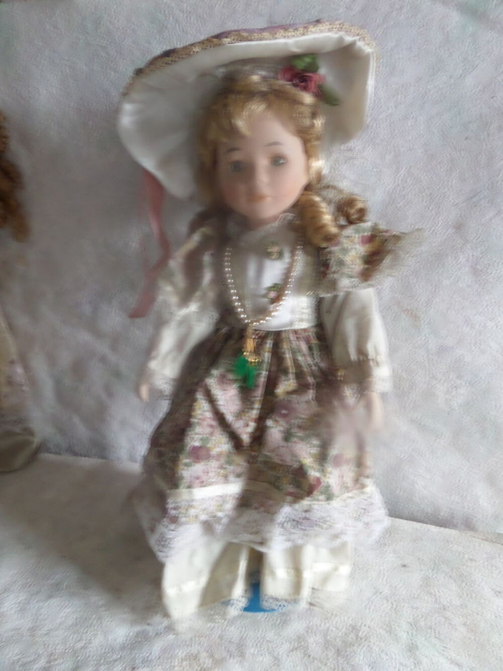 poup&eacute;e en porcelaine 