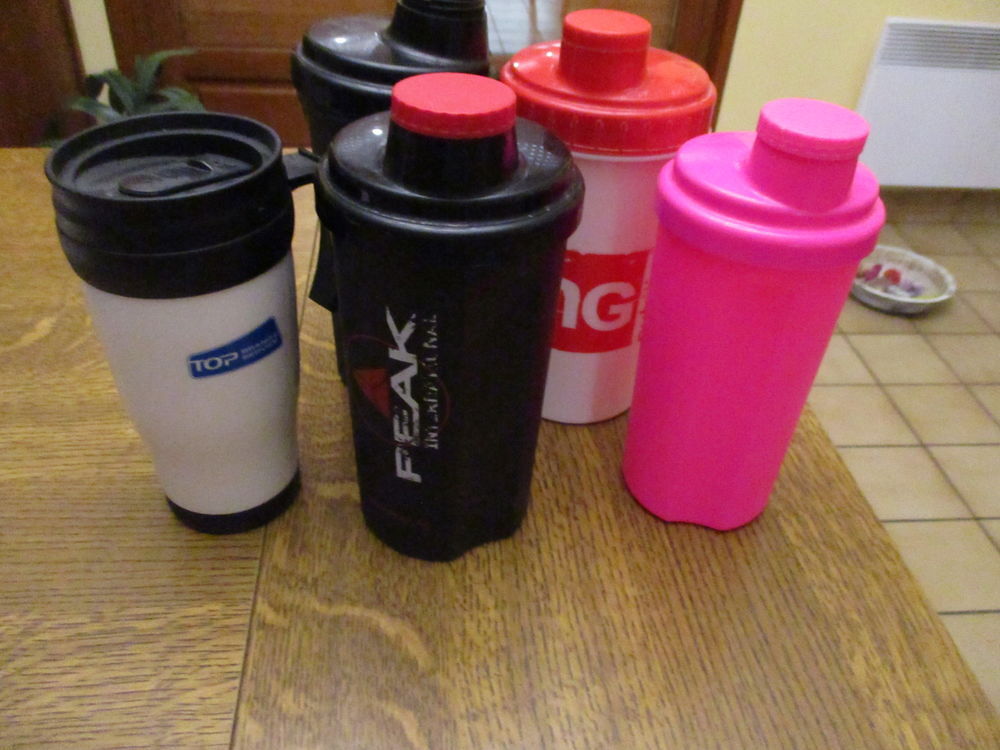 lot de diff&eacute;rents shaker pour tout sportifs ou autre Sports