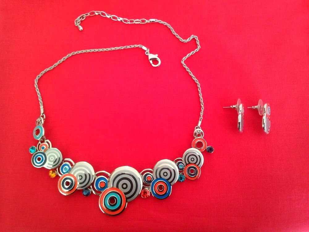 Collier ras de cou fantaisie + boucles d'oreilles Bijoux et montres