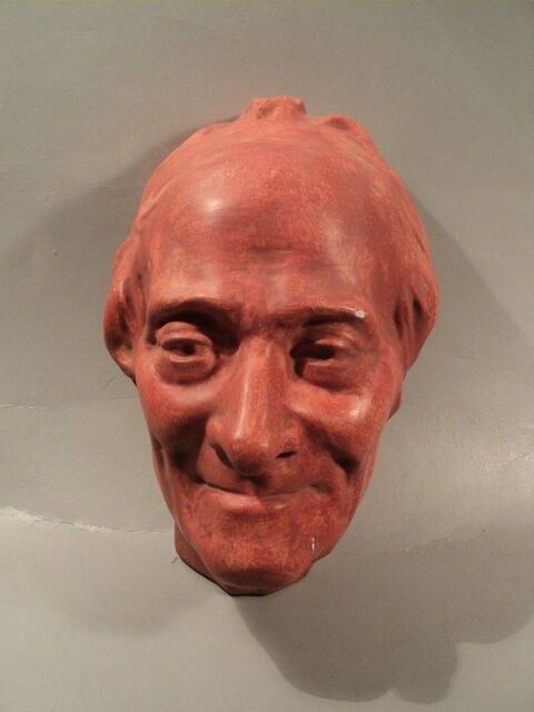 Sculpture Masque de Voltaire. XX�me 35 Loches (37)