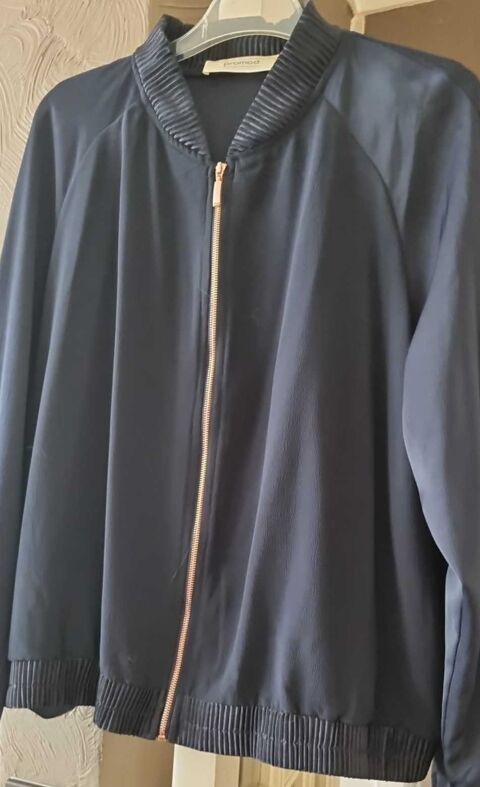 Très joli blouson femme bleu marine. T46 12 Oullins (69)