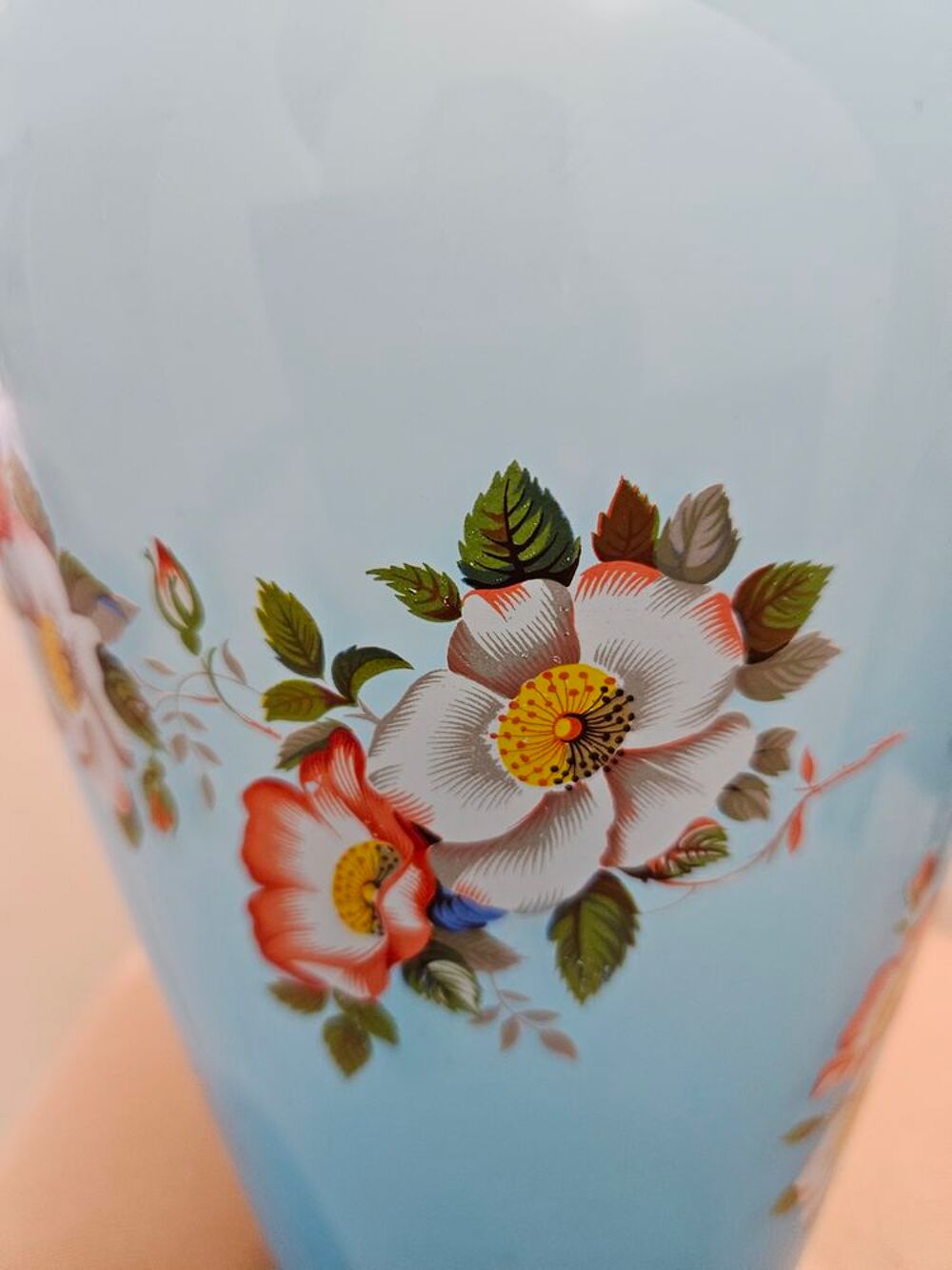 Vase en verre bleu &agrave; d&eacute;cor floral Décoration