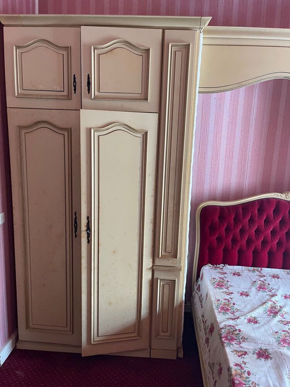 Chambre compl&egrave;te style Louis XV ? lit capitonn&eacute; et placards Meubles