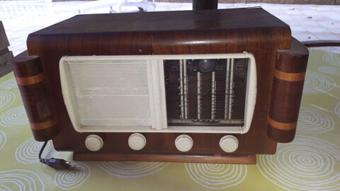 Ancien poste TSF à lampes des années 1950 0 Aigues-Vives (30)