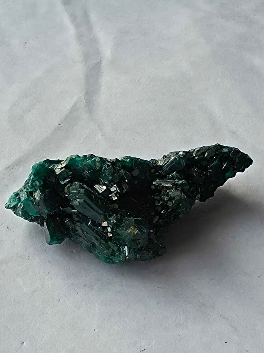 Pierre Dioptase du Katanga, vert &eacute;meraude brillant 